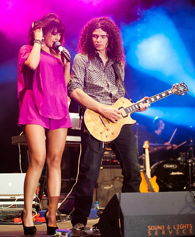 Seksowna Farna w króciutkiej sukience!