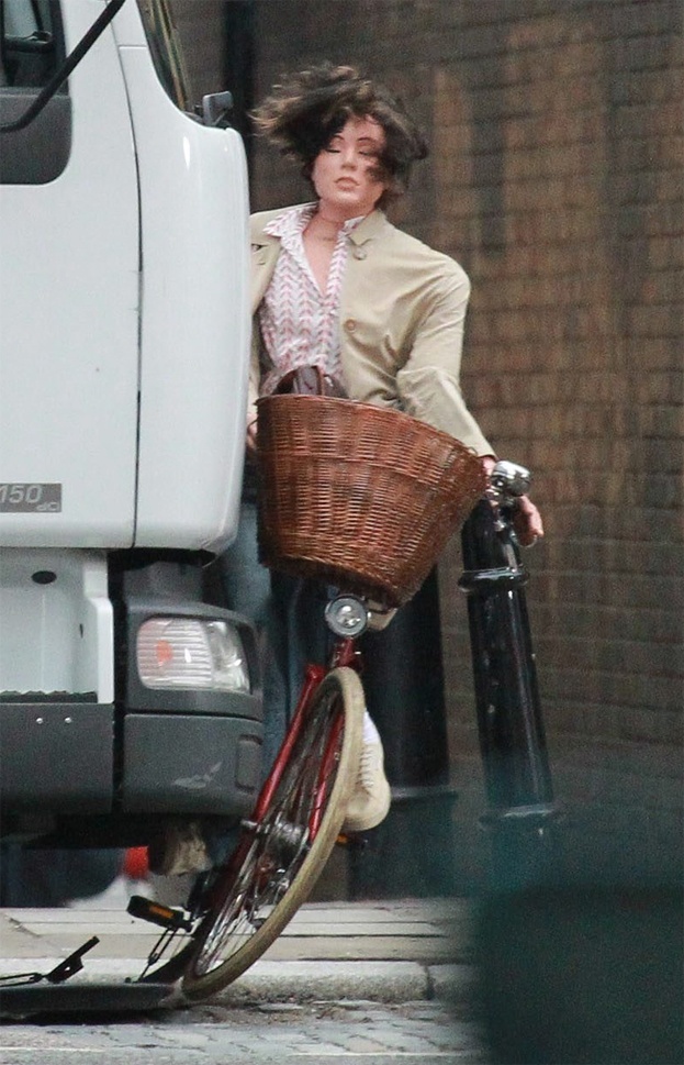 Anne Hathaway wjechała rowerem pod ciężarówkę! (ZDJĘCIA!)