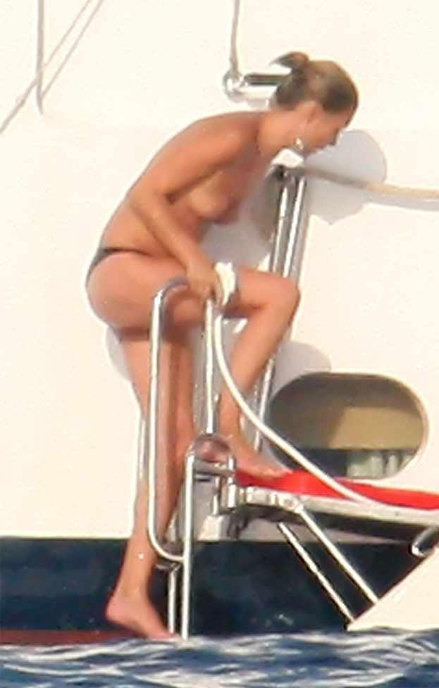 Kate Moss TOPLESS na jachcie! (FOTO)
